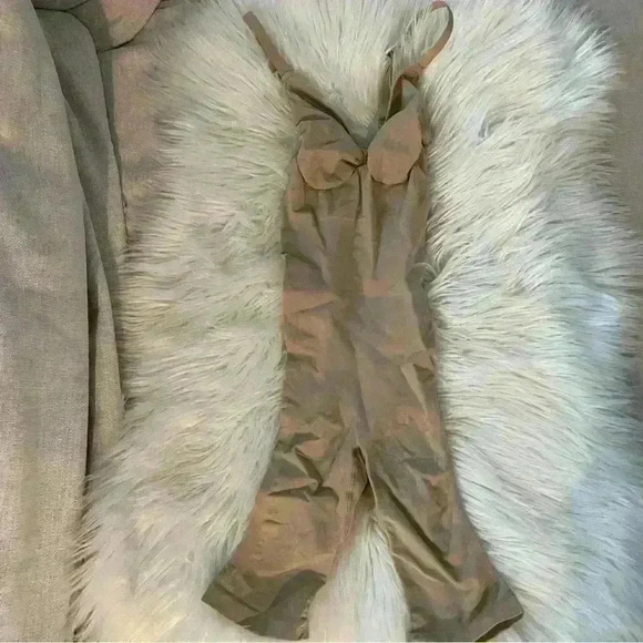 SKIMS- NWOB Sculpting Seamless Mid Thigh Bodysuit - Clay/ nude - Picture 9 of 10